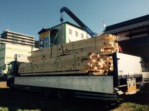 建築地にＫＩＴ材が到着しました。ログ組が始まります。